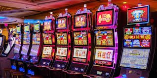 Màn hình slot nổ hũ uu11 với jackpot lớn đang quay trên điện thoại